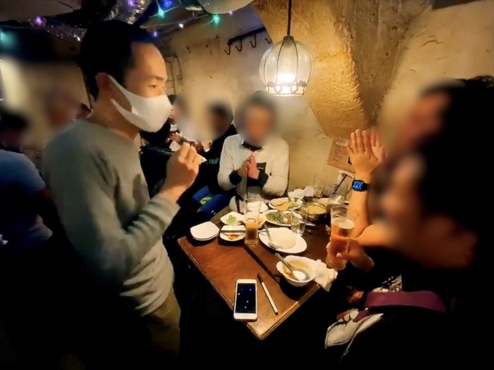 拍手をいただくマジシャン 配達員の方の忘年会にマジシャンデリバリー 東京都渋谷区道玄坂