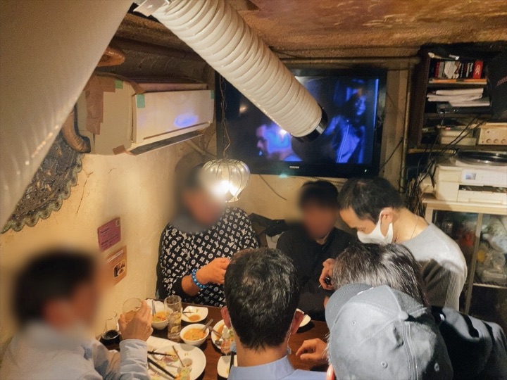 テーブルホッピングマジック 配達員の方の忘年会にマジシャンデリバリー 東京都渋谷区道玄坂