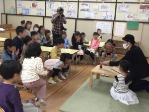 6歳児クラスで驚く子供たち 保育園の父母の会主催のお楽しみ会イベントでマジシャンの出張/派遣マジックショー 東京都練馬区