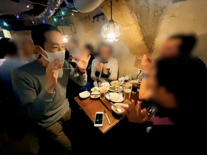 ネックレスを取り出すと 配達員の方の忘年会にマジシャン出前デリバリー 東京都渋谷区道玄坂