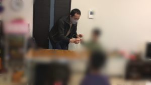 チョキでロープを切る子供 卒園入学お祝いホームパーティーでマジシャンの出張/派遣マジックショー 神奈川県茅ヶ崎市