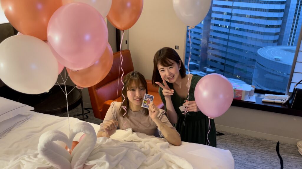 今回お誕生日の右の子と前回お誕生日の左の子　大人の誕生会平日サプライズ出張マジシャン ヒルトン客室, 西新宿