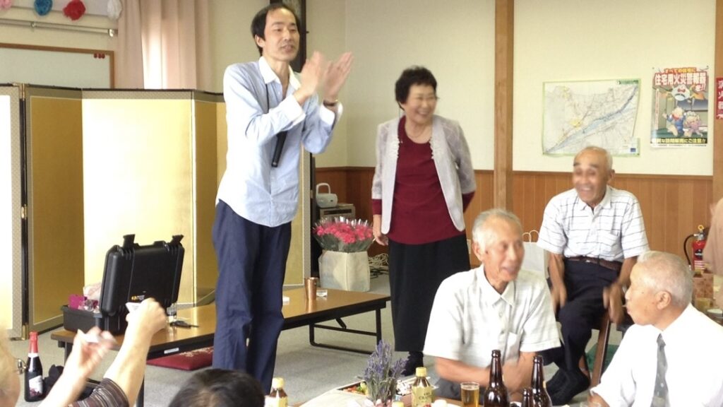 敬老の日のマジシャン出張､派遣マジックショー お客さんに拍手