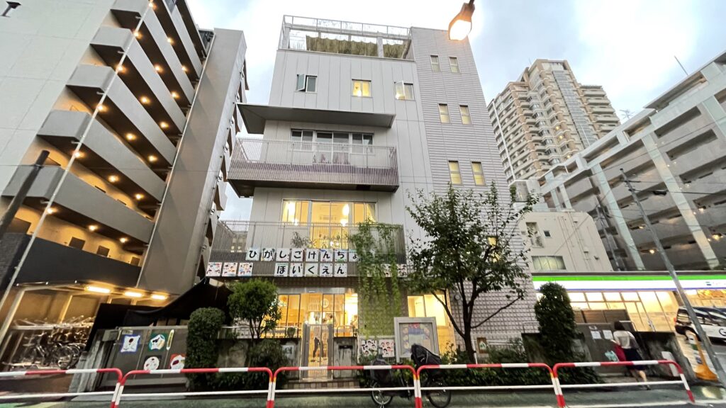 会場の建物 学童保育でマジックショー + マジック教室 新宿区立東五軒町学童クラブ