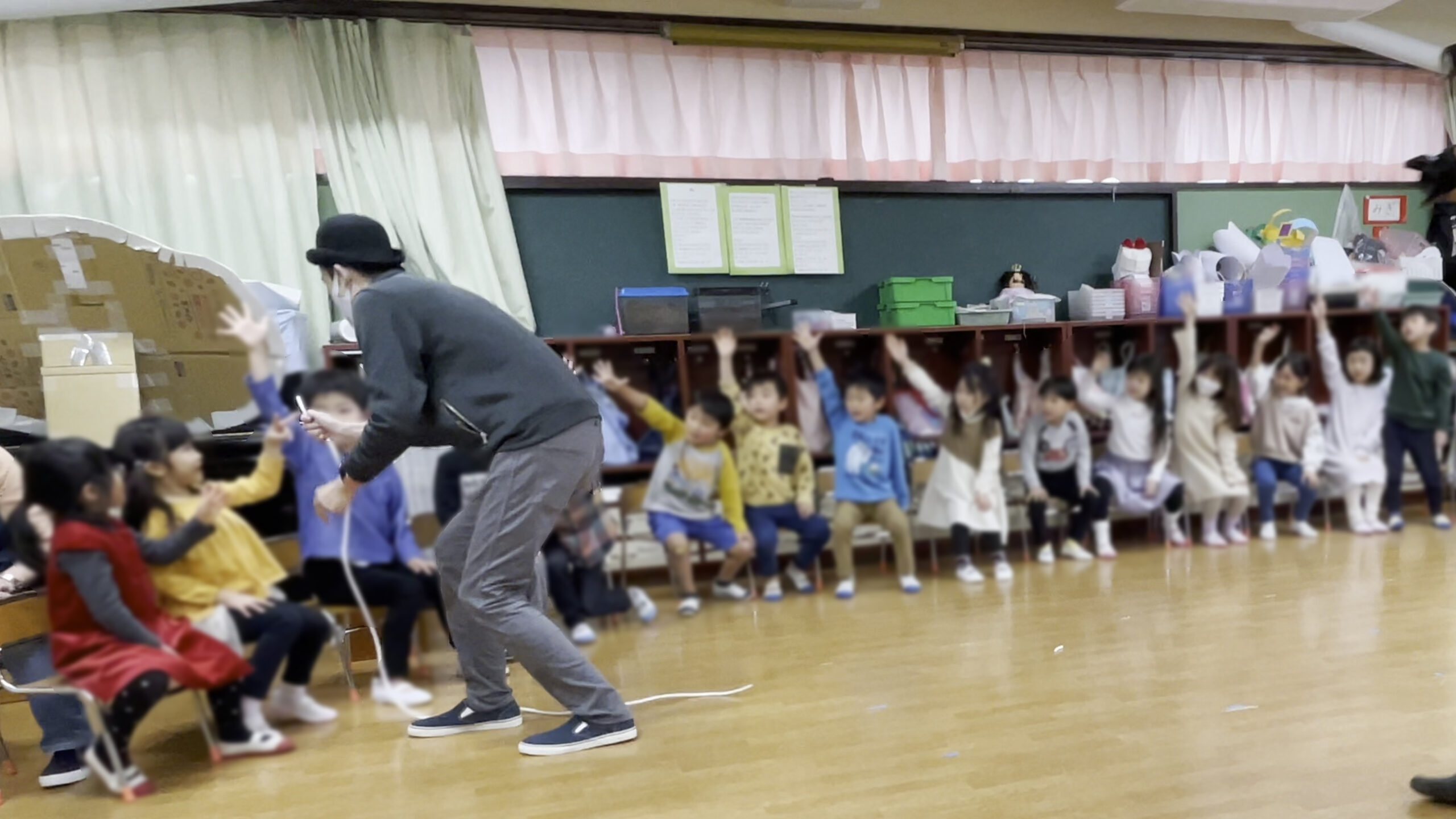 魔法のチョキでロープ切りにチャレンジする園児 5歳児クラス 保育園の父母の会お楽しみ会に出張マジシャンマジックショー 練馬区, 東京都