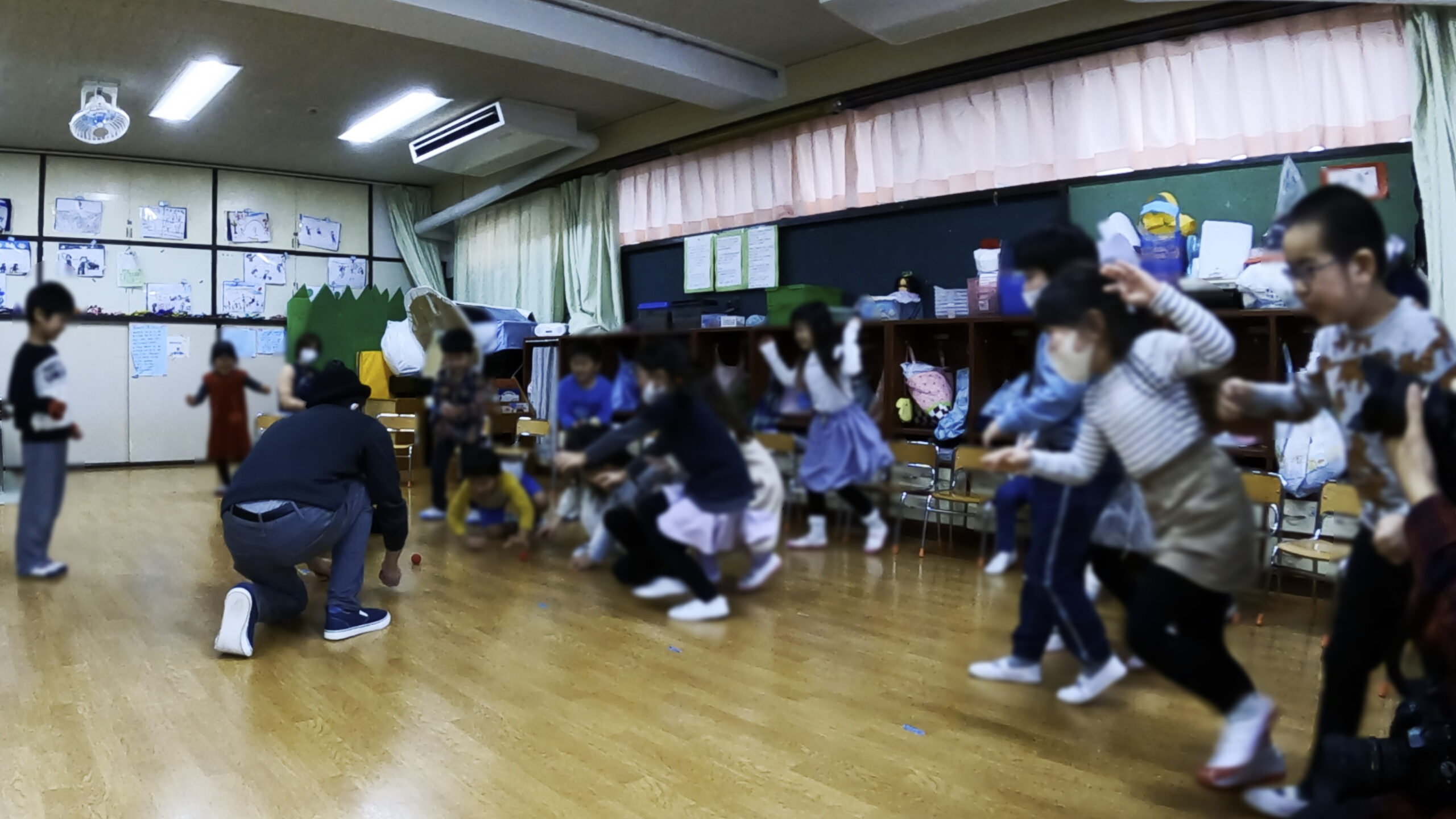 大量に増殖したスポンジボールに群がる園児たち 5歳児クラス 保育園の父母の会お楽しみ会に出張マジシャンマジックショー 練馬区, 東京都