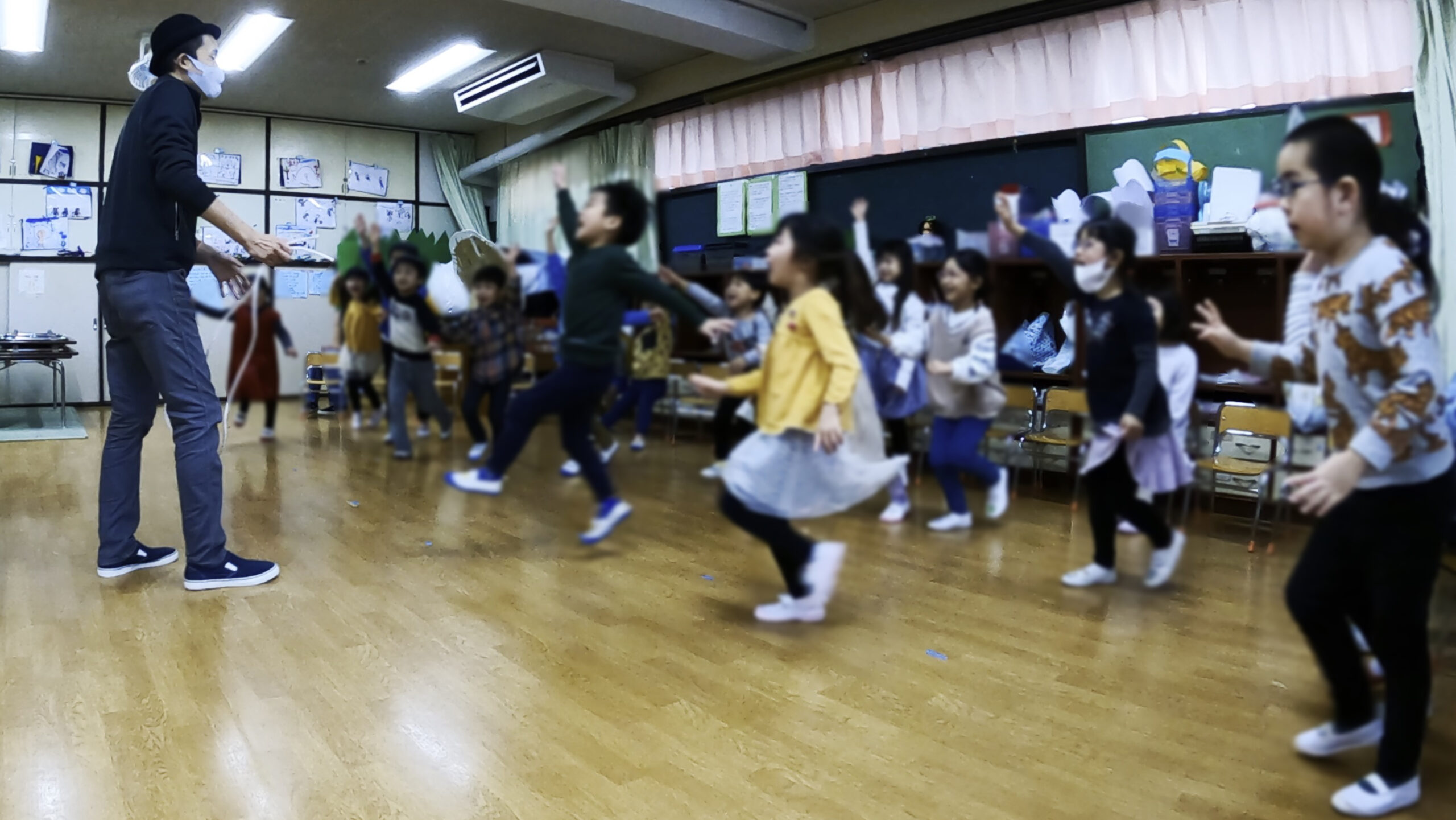 一斉にマジシャンに近づく保育園の園児たち 5歳児クラス 保育園の父母の会お楽しみ会に出張マジシャンマジックショー 練馬区, 東京都
