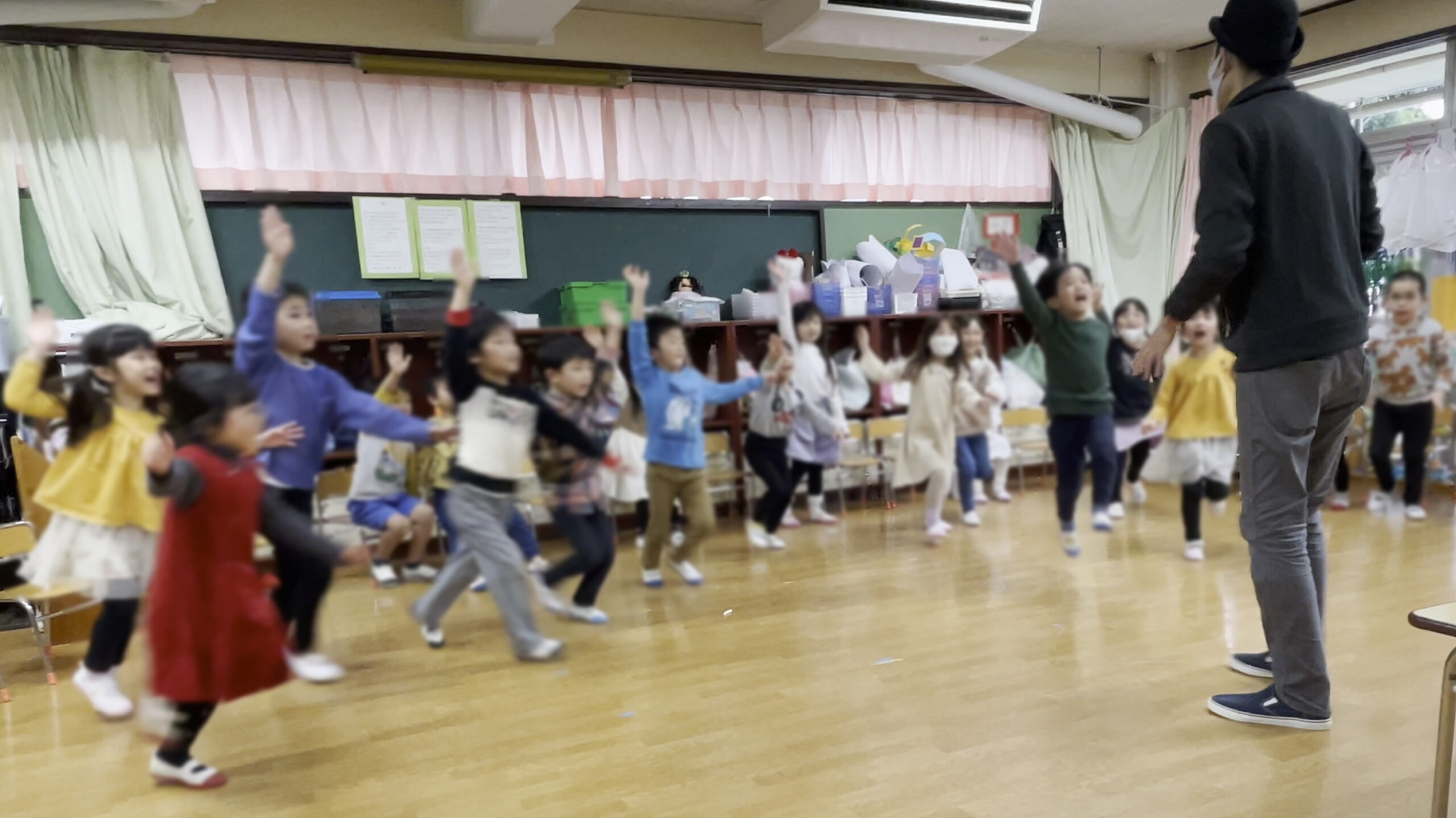 マジシャンの手伝いをしたい園児たち 5歳児クラス 保育園の父母の会お楽しみ会に出張マジシャンマジックショー 練馬区, 東京都