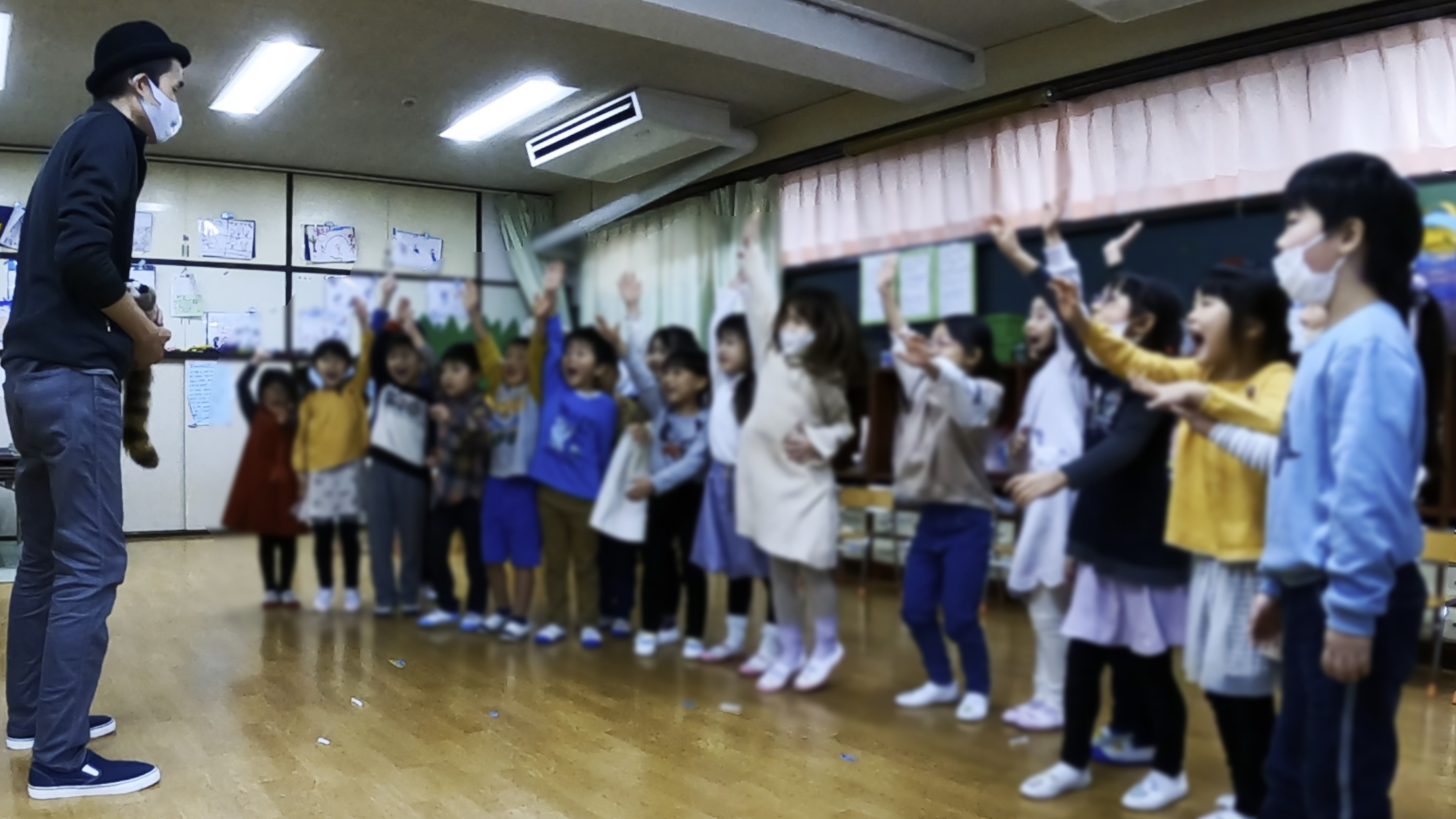 魔法のぬいぐるみに触りたい人? 5歳児クラス 保育園の父母の会お楽しみ会に出張マジシャンマジックショー 練馬区, 東京都