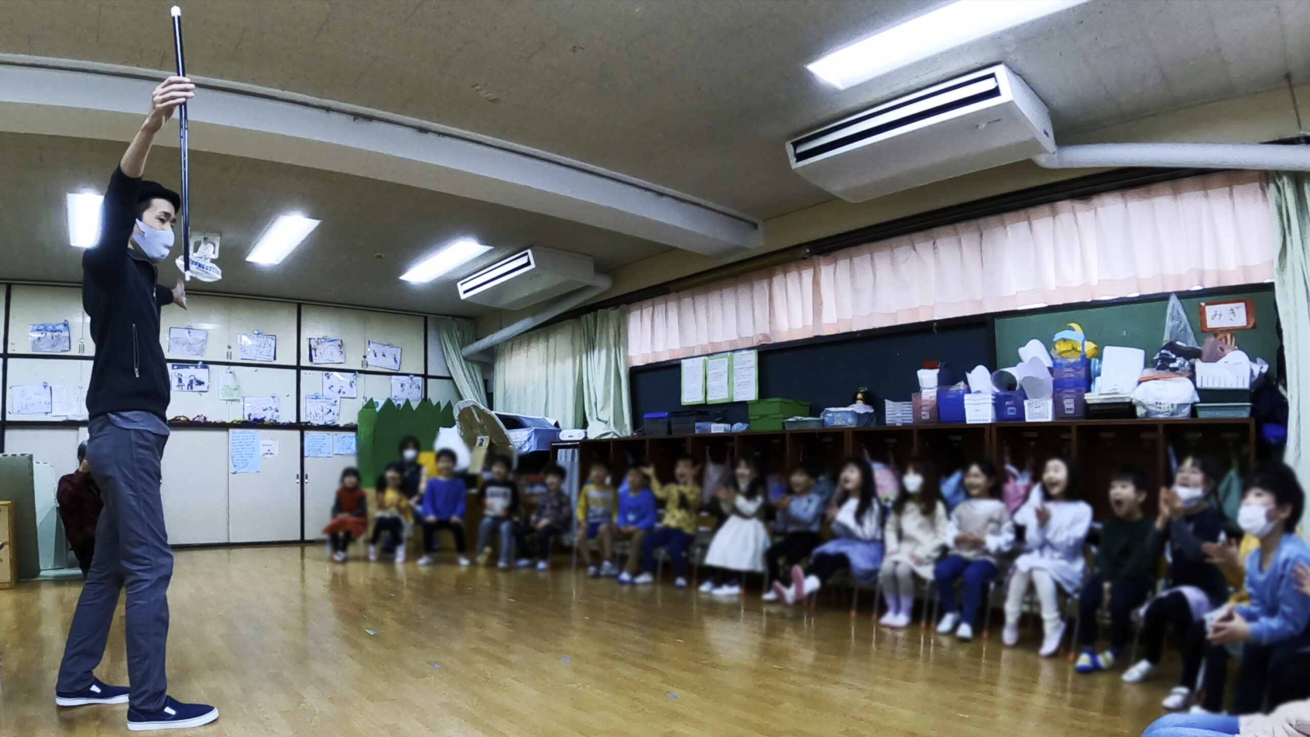 マジシャンの派手な登場に拍手する園児たち 5歳児クラス 保育園の父母の会お楽しみ会に出張マジシャンマジックショー 練馬区, 東京都