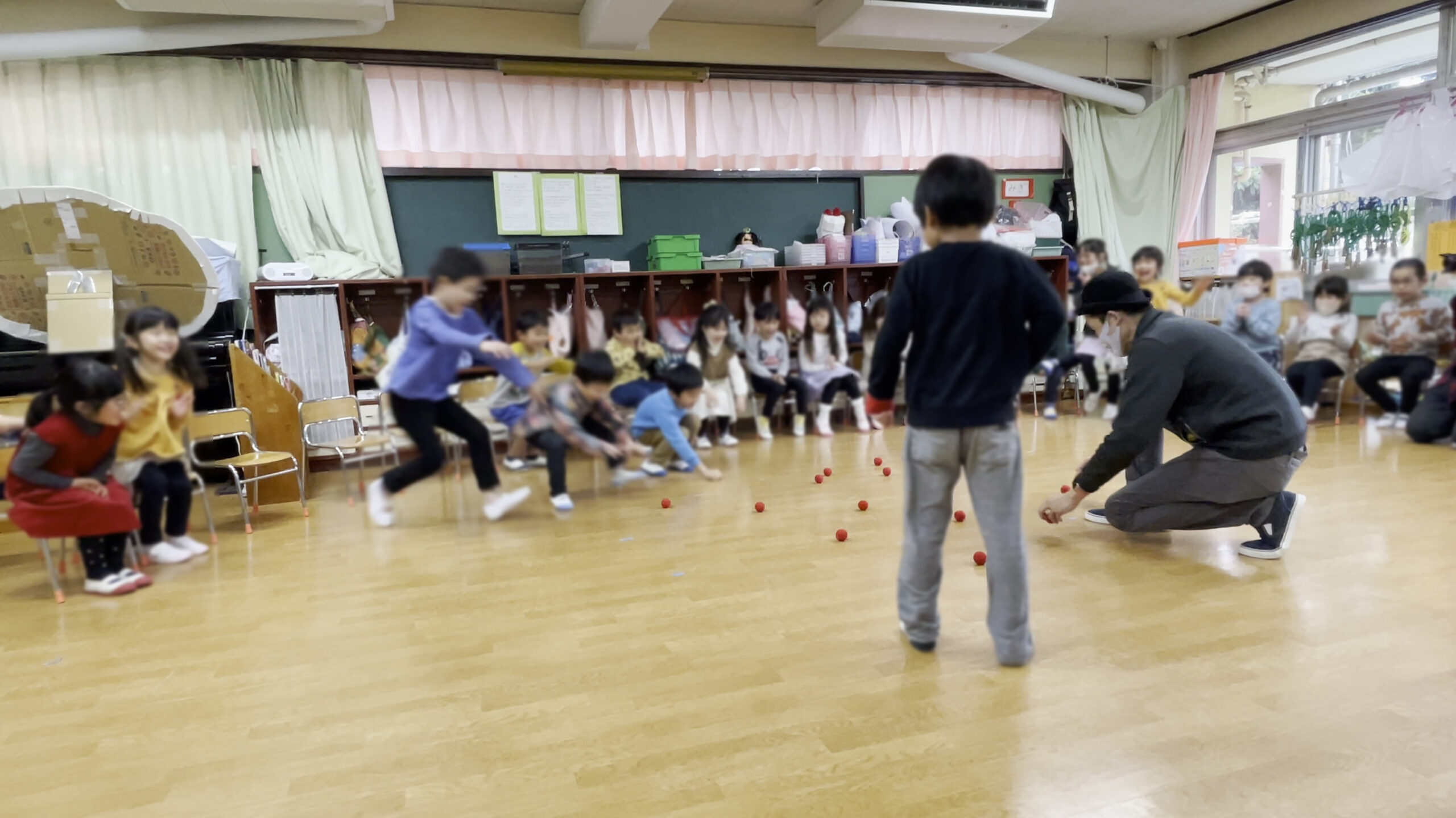 スポンジに群がる子供たち 5歳児クラス 保育園の父母の会お楽しみ会に出張マジシャンマジックショー 練馬区, 東京都