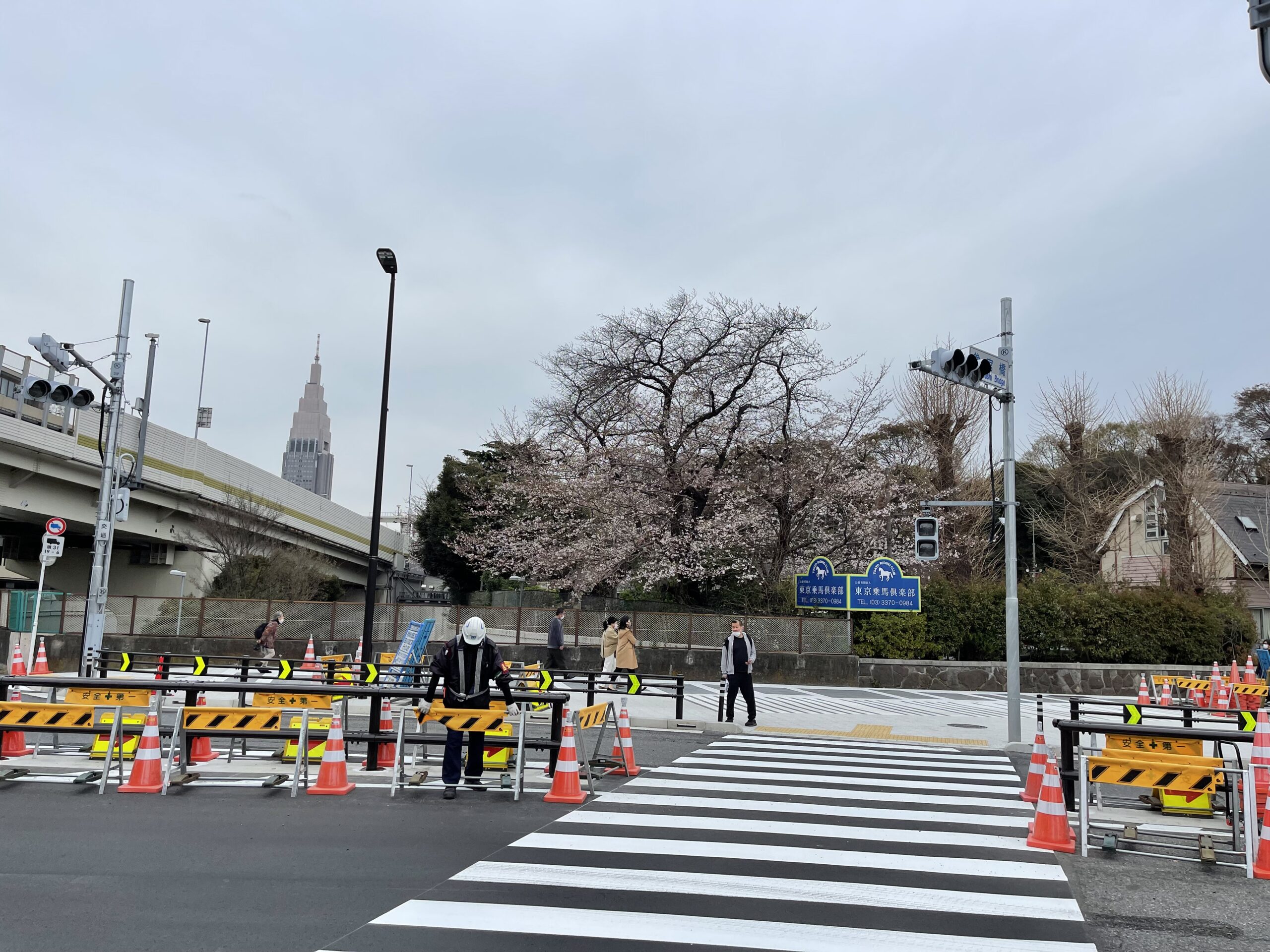 参宮橋駅から乗馬場に新しい横断歩道ができていた 幼稚園卒園祝いパーティーでマジックショー 目黒区, 東京都