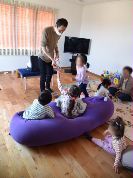 カードにサイン 6歳の女の子の誕生パーティーでマジシャンのマジックショー 東京都町田市