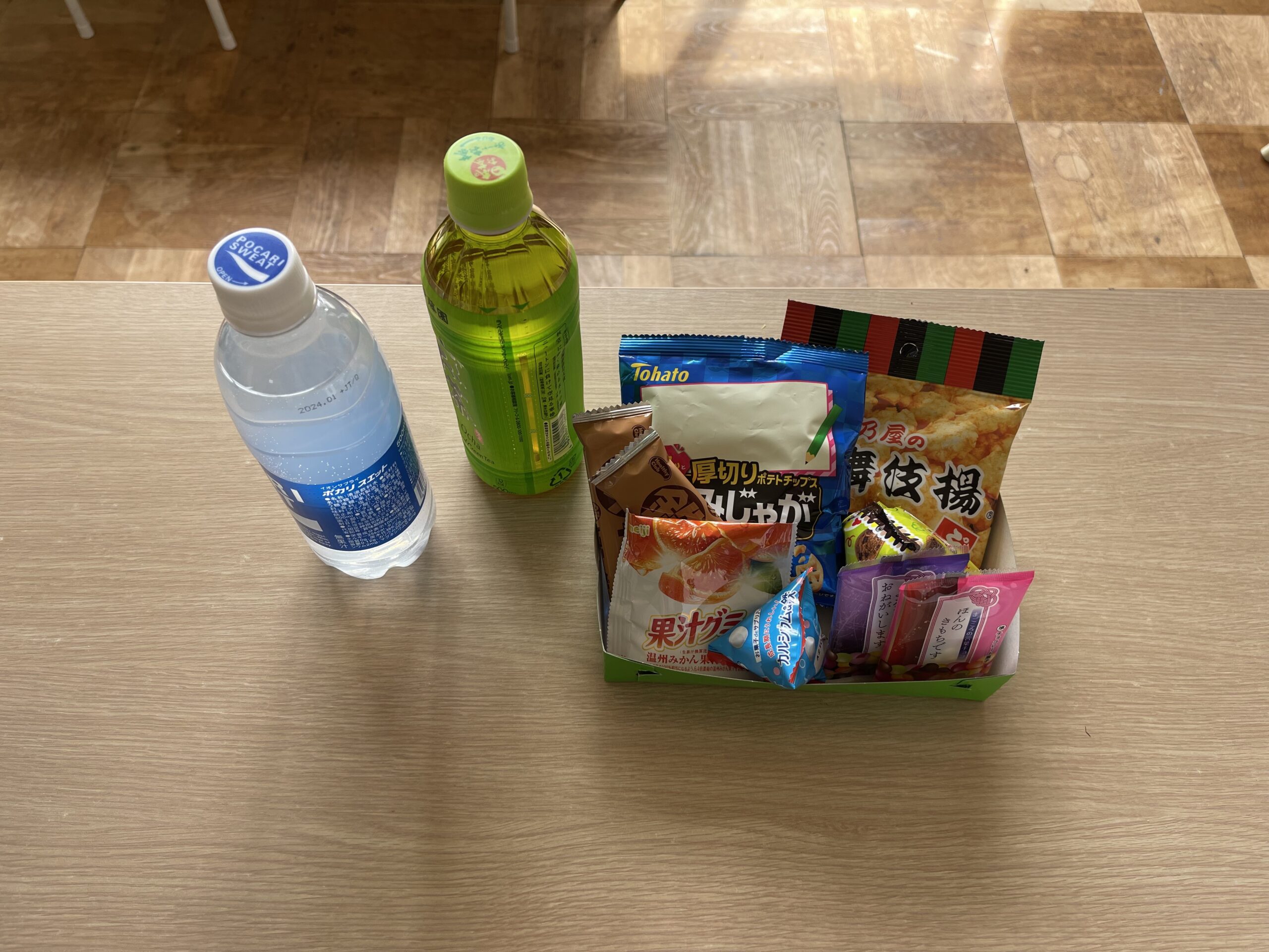 飲み物と菓子を用意してくれたよ！ 放課後児童クラブお楽しみ会兼お別れ会でマジックショー 寒川町, 神奈川県