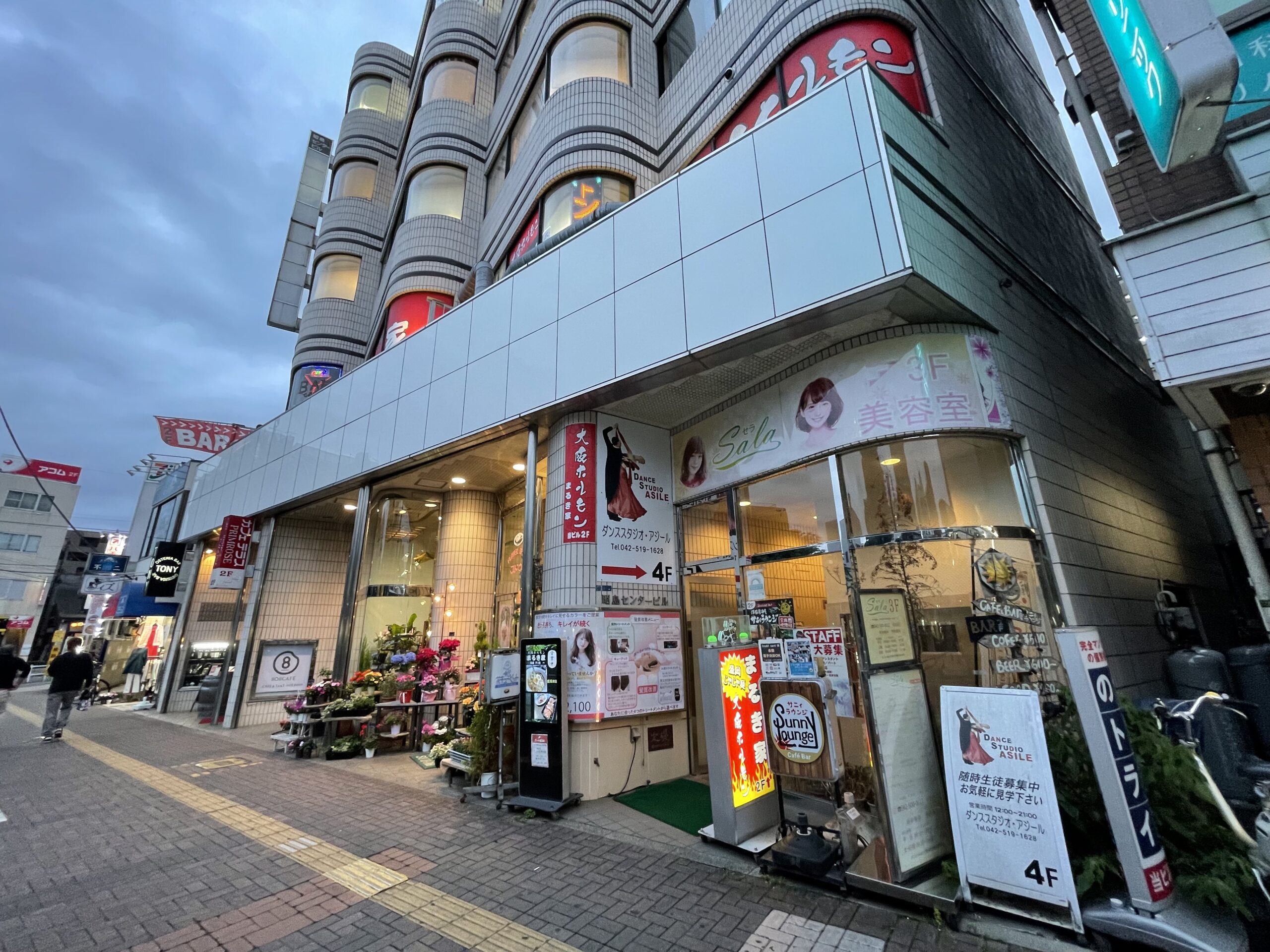 サニィラウンジは昭島駅南口からすぐのところにある