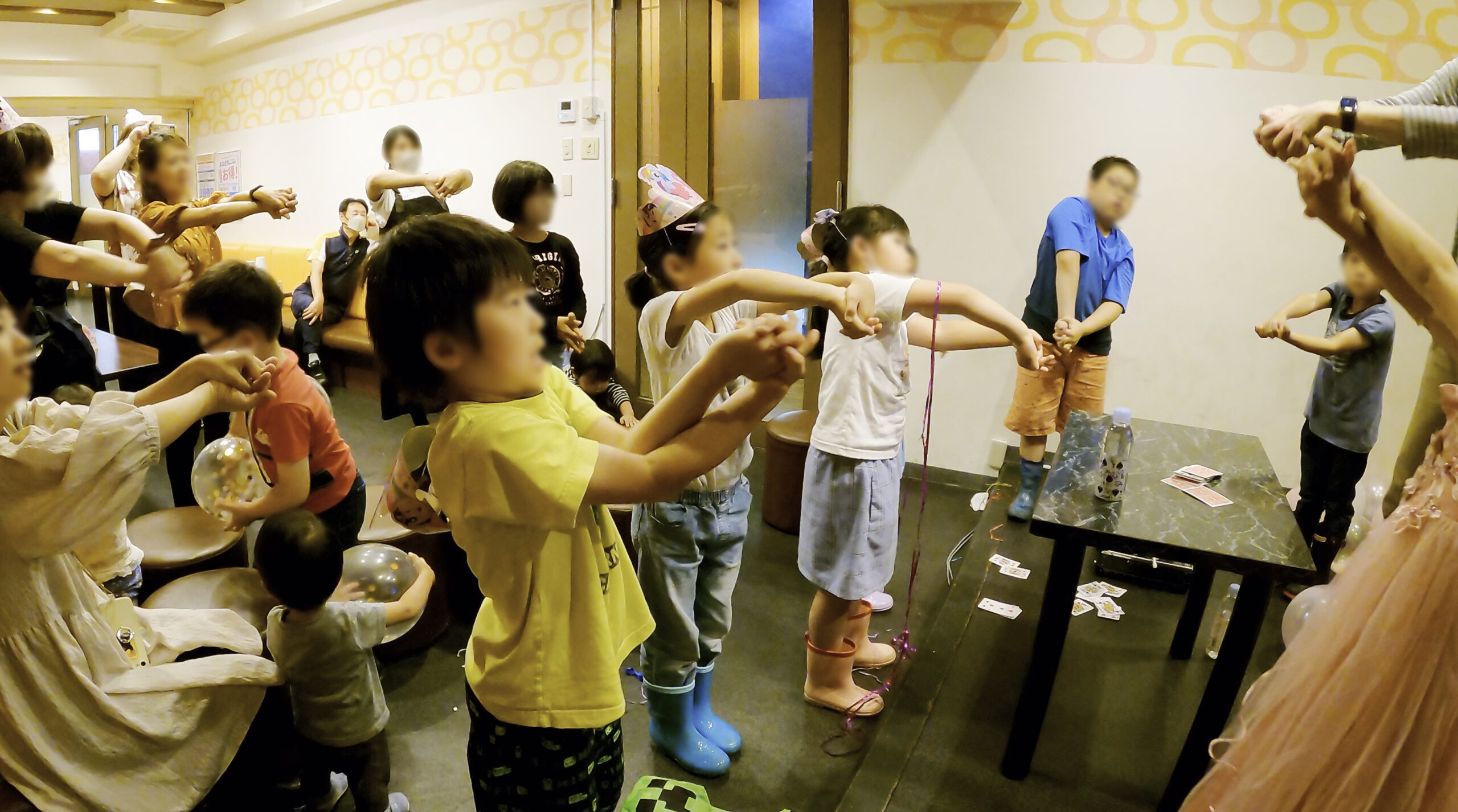 体が硬いのかな?腕が解けないよ! 7歳女の子バースデーパーティーマジックショー 横須賀市, 神奈川県 出張マジシャン