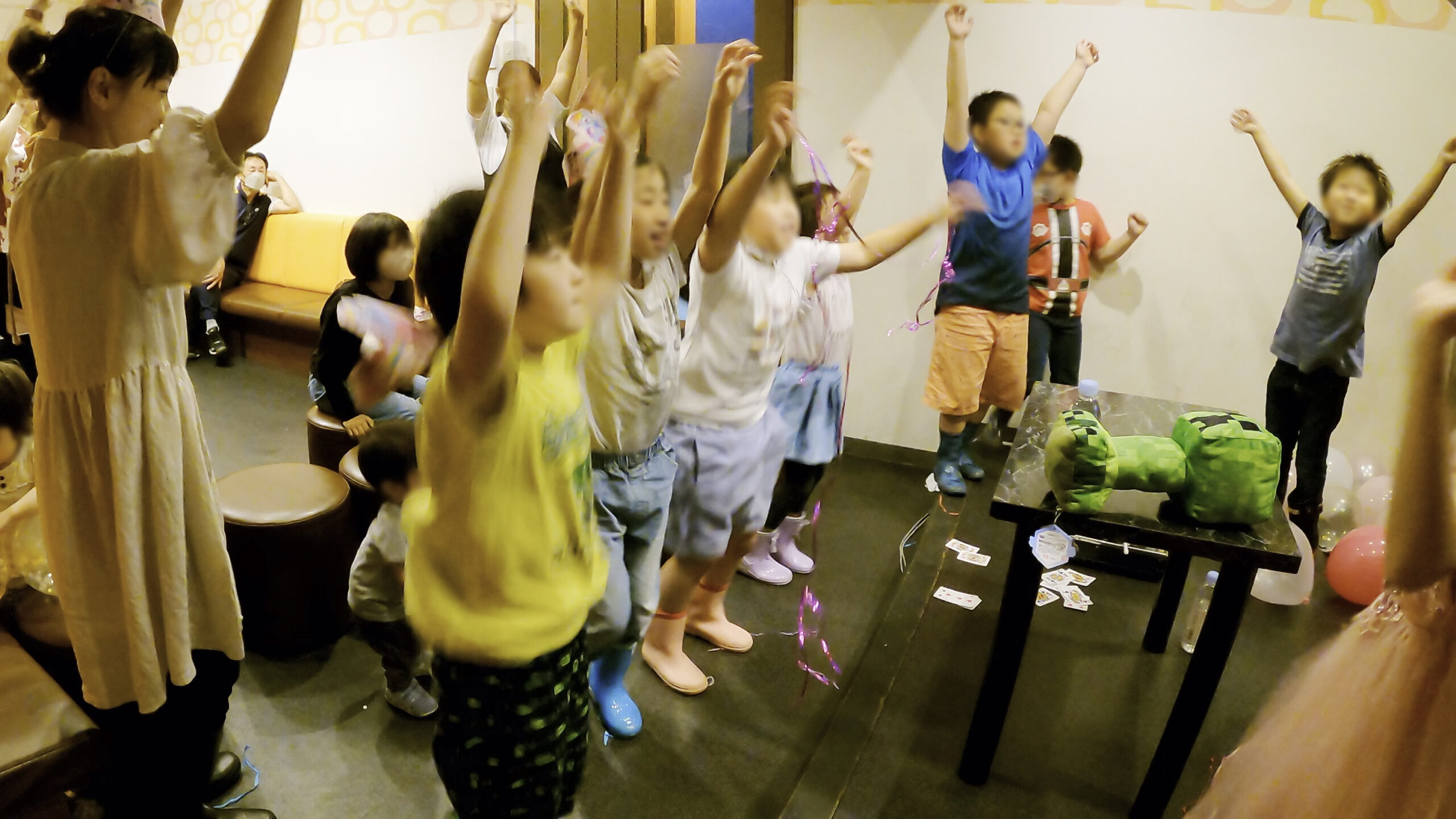 皆んなで元気よくジャンプしているよ! 7歳女の子バースデーパーティーマジックショー 横須賀市, 神奈川県 出張マジシャン