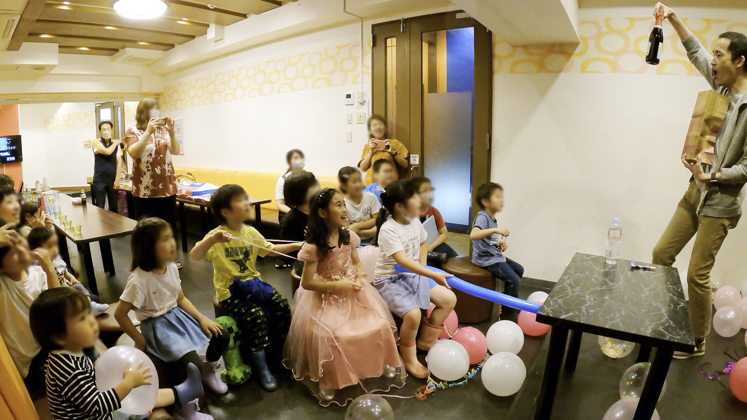 スパークリングジュースが出てきたよ! 7歳女の子バースデーパーティーマジックショー 横須賀市, 神奈川県 出張マジシャン