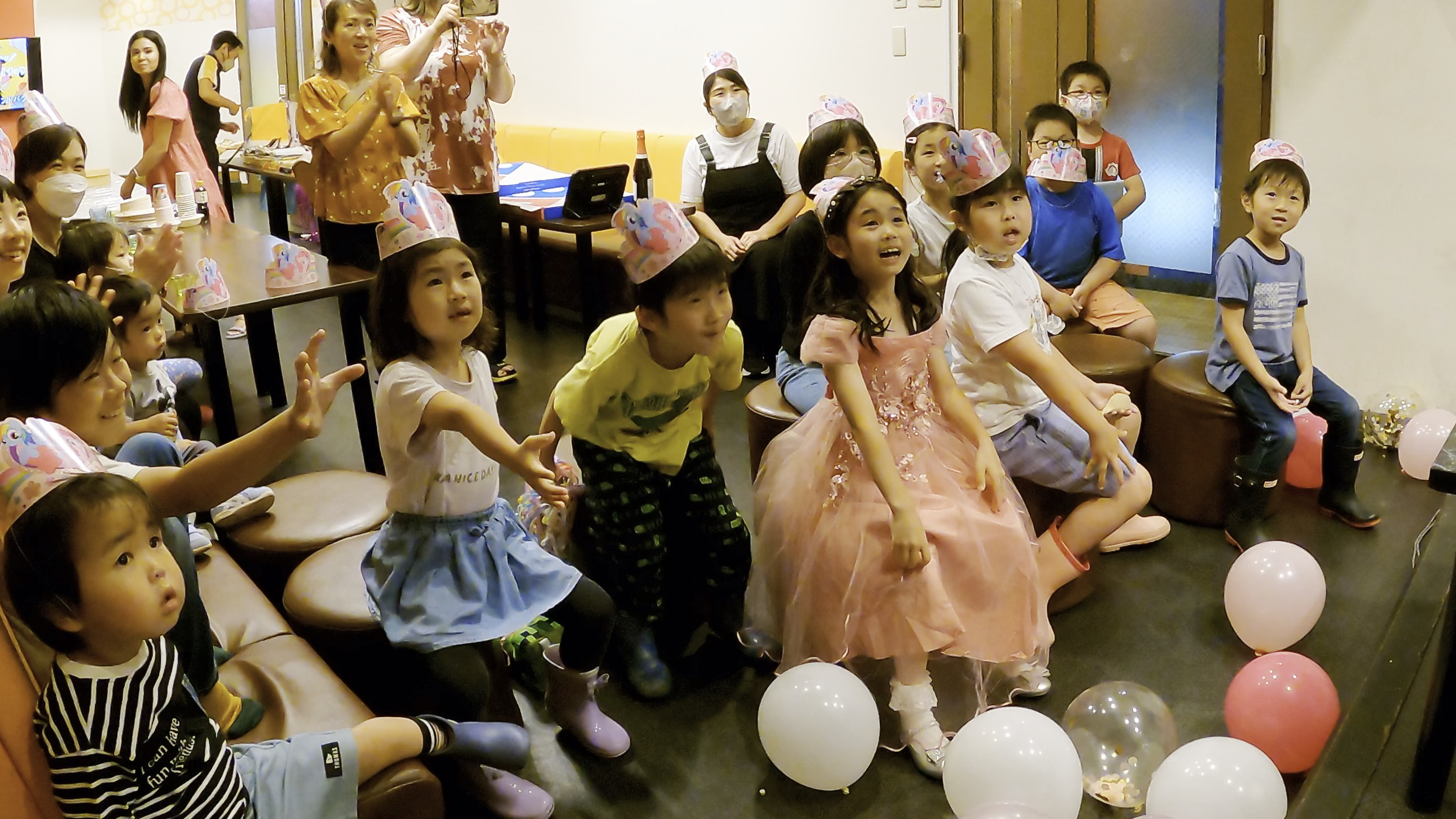 子供達のハンドパワーでストローが空中に浮いたよ! 7歳女の子バースデーパーティーマジックショー 横須賀市, 神奈川県 出張マジシャン