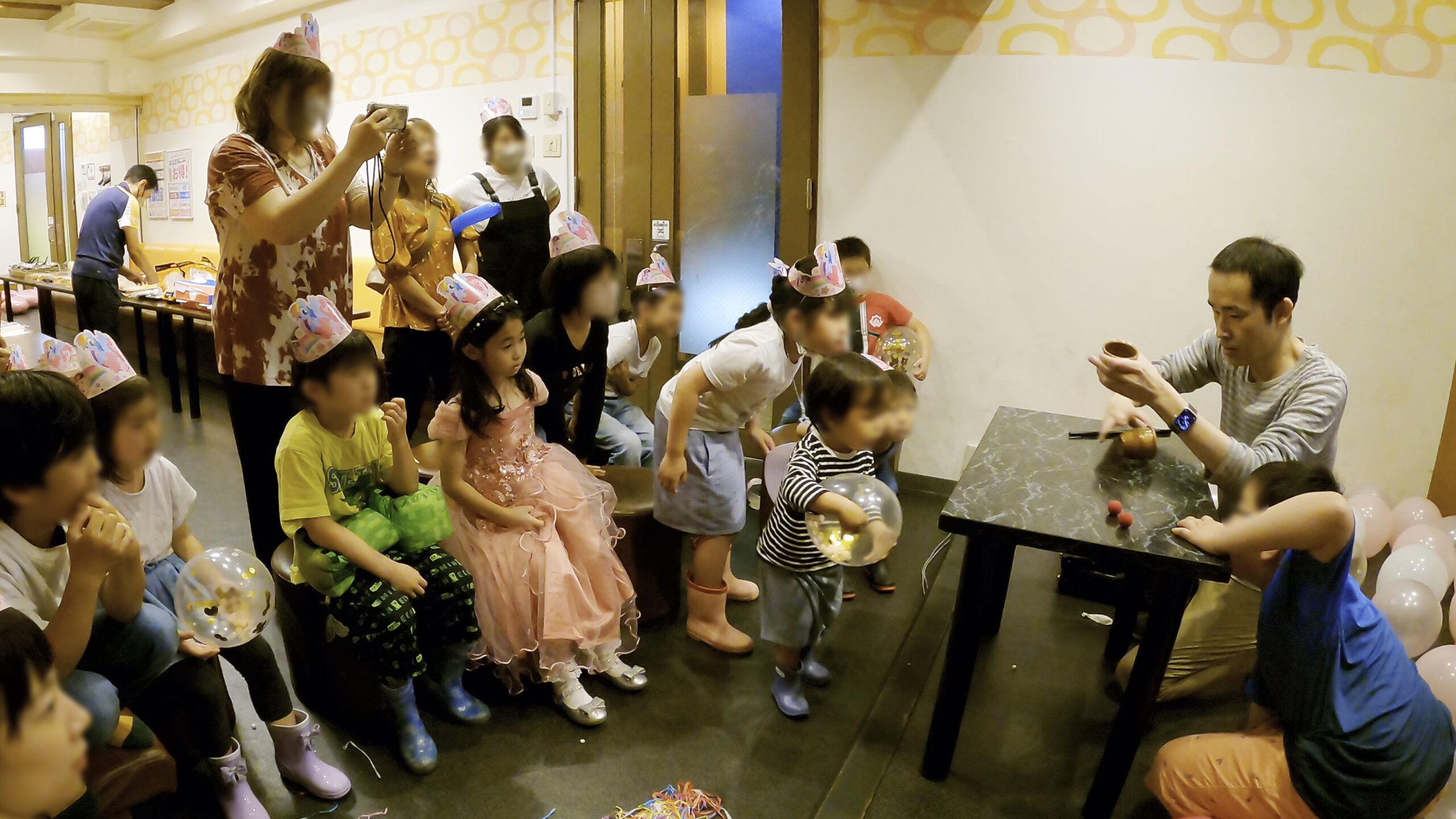 マジシャンのお手本を見てタネを理解しようとしているよ! 7歳女の子バースデーパーティーマジックショー 横須賀市, 神奈川県 出張マジシャン