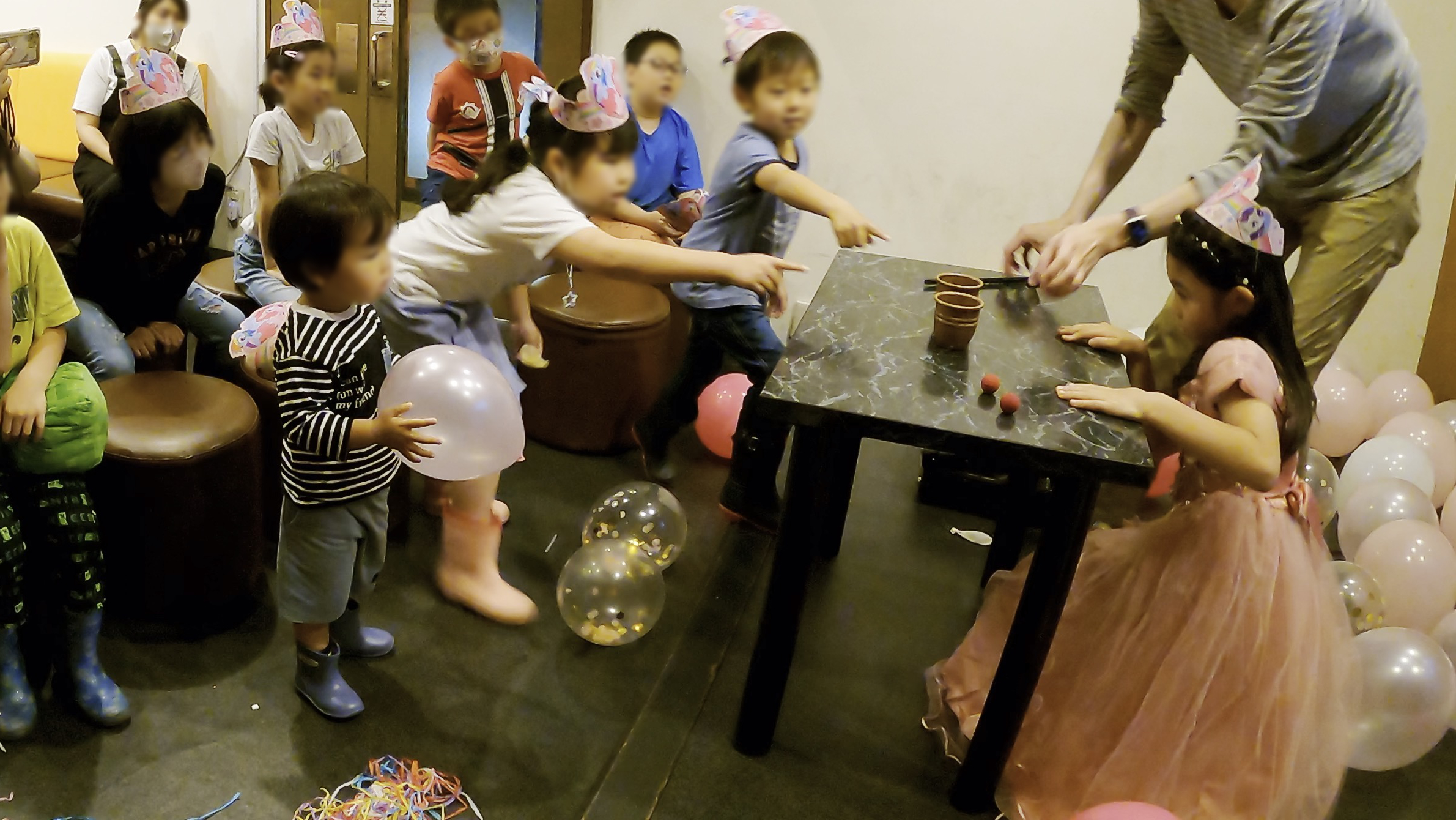 慎重にカップのサイズを見比べているよ! 7歳女の子バースデーパーティーマジックショー 横須賀市, 神奈川県 出張マジシャン