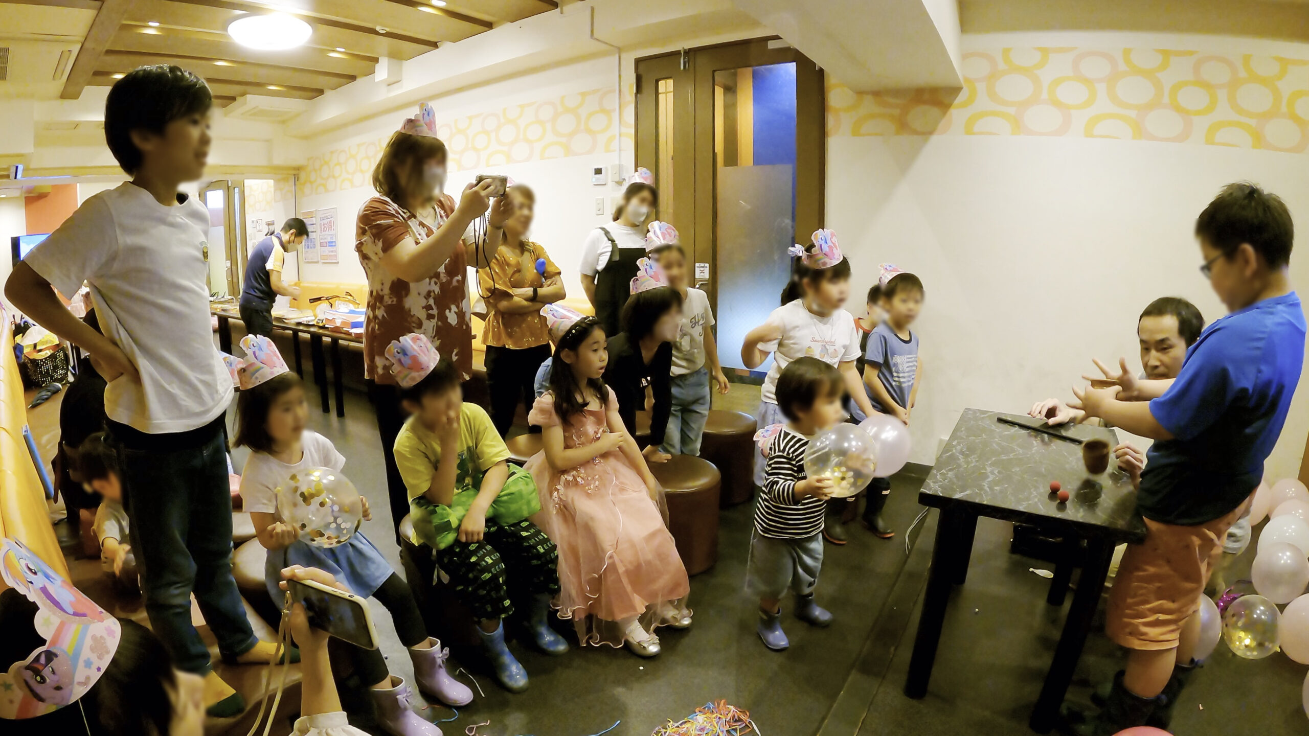 マジックが本当にできるかを皆んなで見ているよ! 7歳女の子バースデーパーティーマジックショー 横須賀市, 神奈川県 出張マジシャン