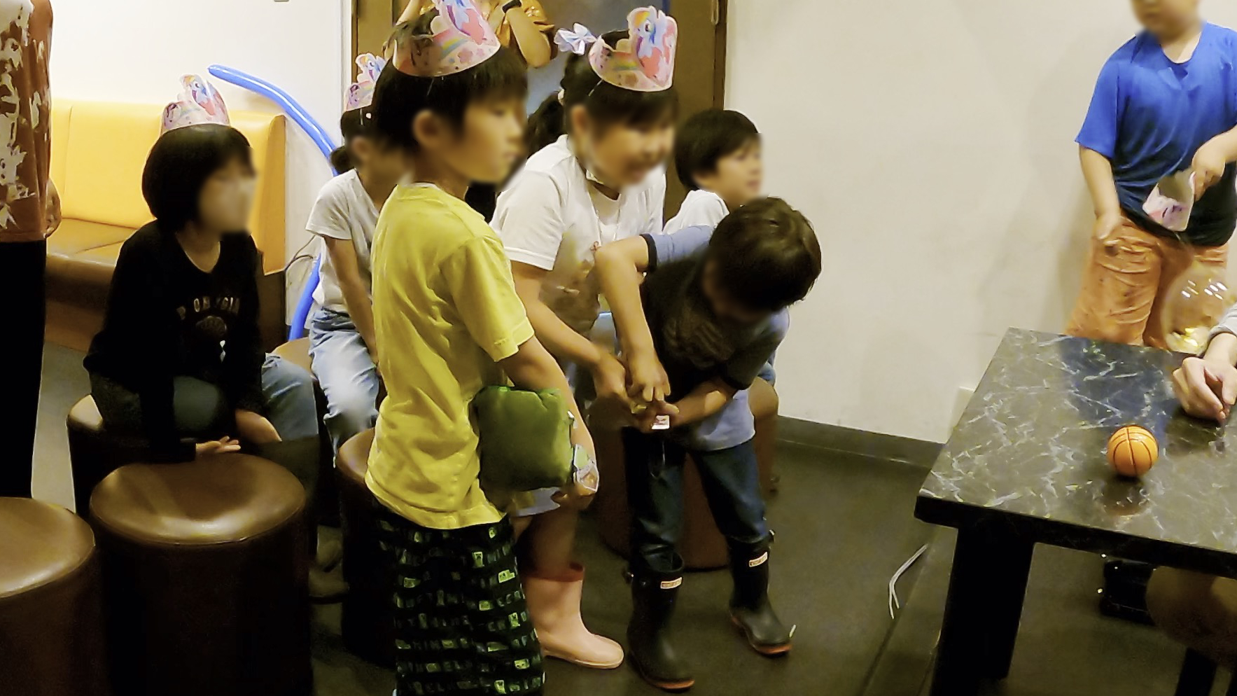 硬いボールを必死にカップに押し込んでいるよ! 7歳女の子バースデーパーティーマジックショー 横須賀市, 神奈川県 出張マジシャン