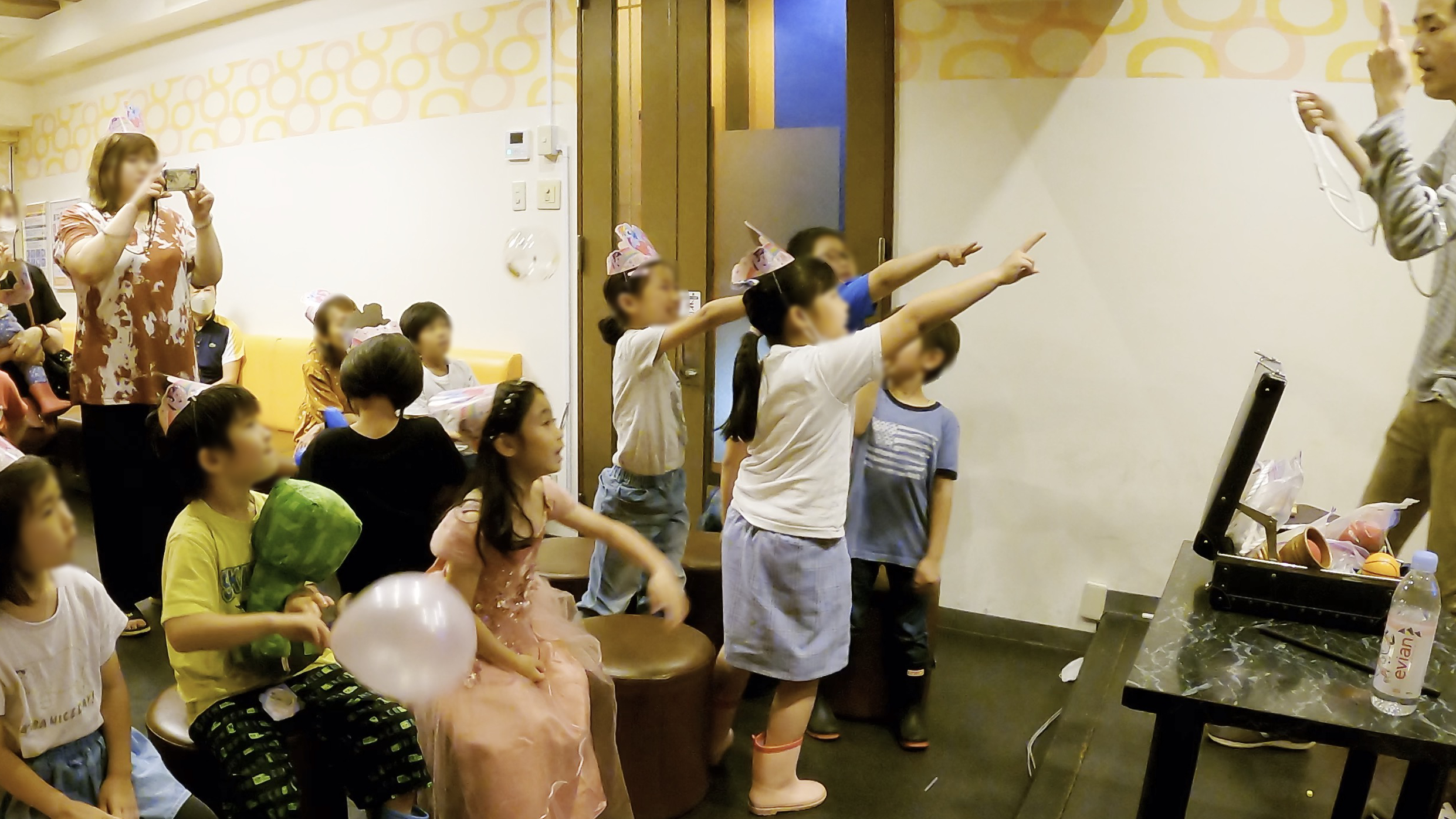 皆んなで魔法のチョキを作っているよ! 7歳女の子バースデーパーティーマジックショー 横須賀市, 神奈川県 出張マジシャン