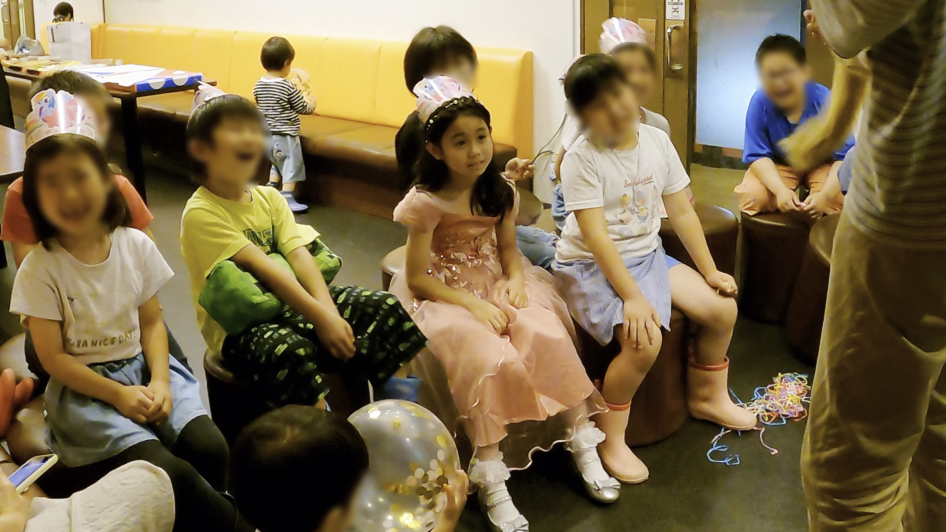 マジシャンのギャグが子供達にウケているよ! 7歳女の子バースデーパーティーマジックショー 横須賀市, 神奈川県 出張マジシャン