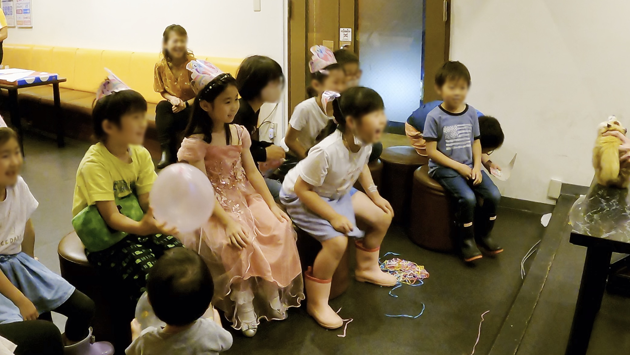 ロッキーの踊りにびっくりしているよ! 7歳女の子バースデーパーティーマジックショー 横須賀市, 神奈川県 出張マジシャン