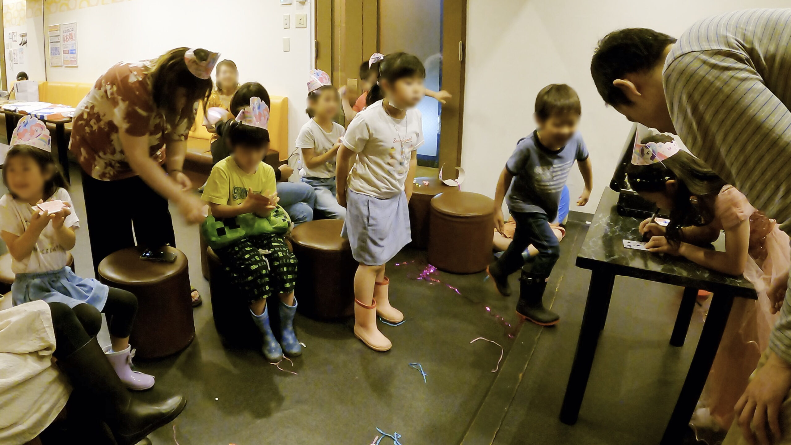 カードにサインをしてもらっているよ! 7歳女の子バースデーパーティーマジックショー 横須賀市, 神奈川県 出張マジシャン