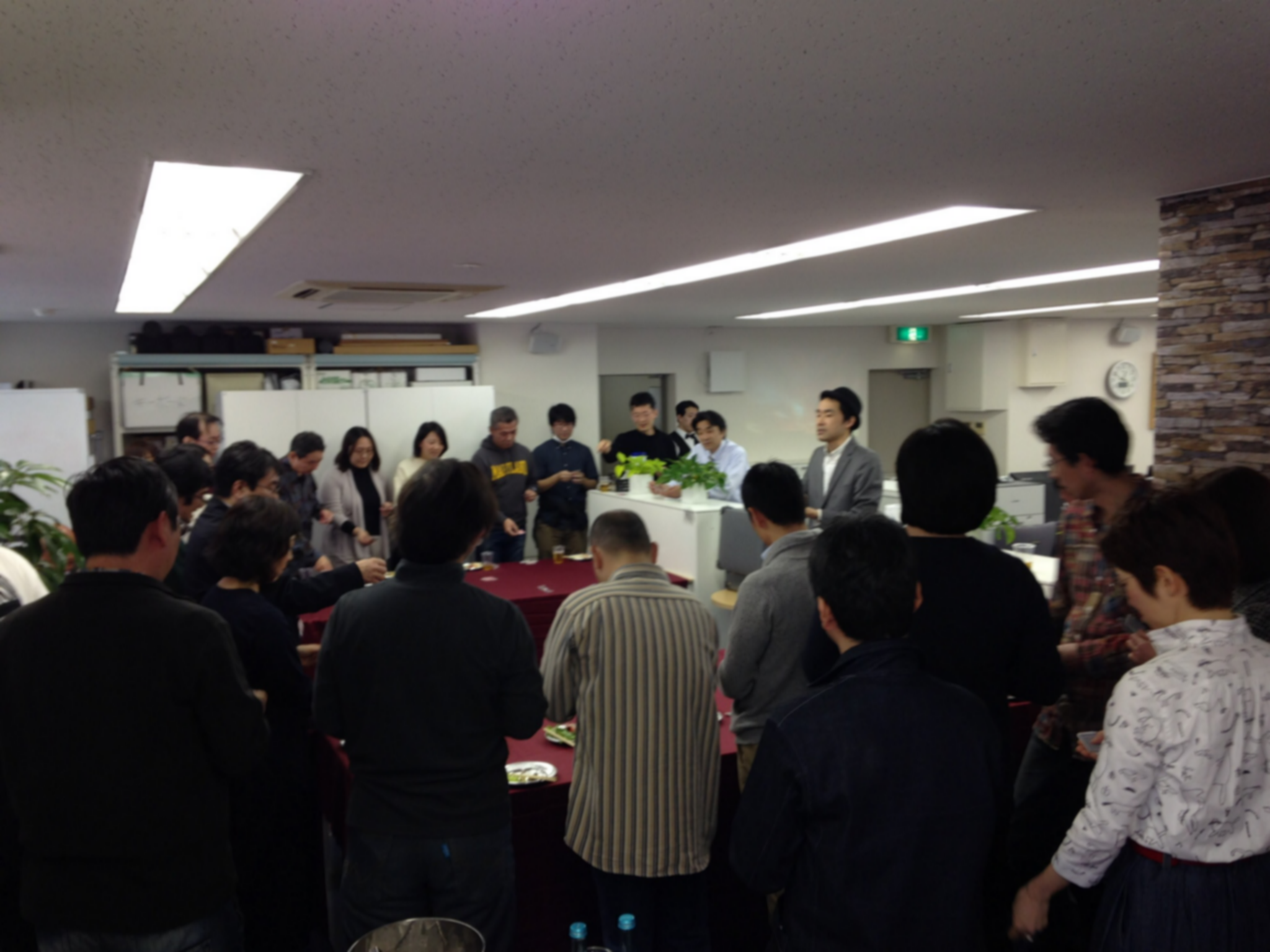 全員にカードを配ってカードマジック。うまくいくと1週間恋愛運が上がるよ！遠くは少し失敗していたけど近くは全員成功していたよ！ 企業の新事務所披露パーティーにマジシャン出張マジックショー in 東京都渋谷区