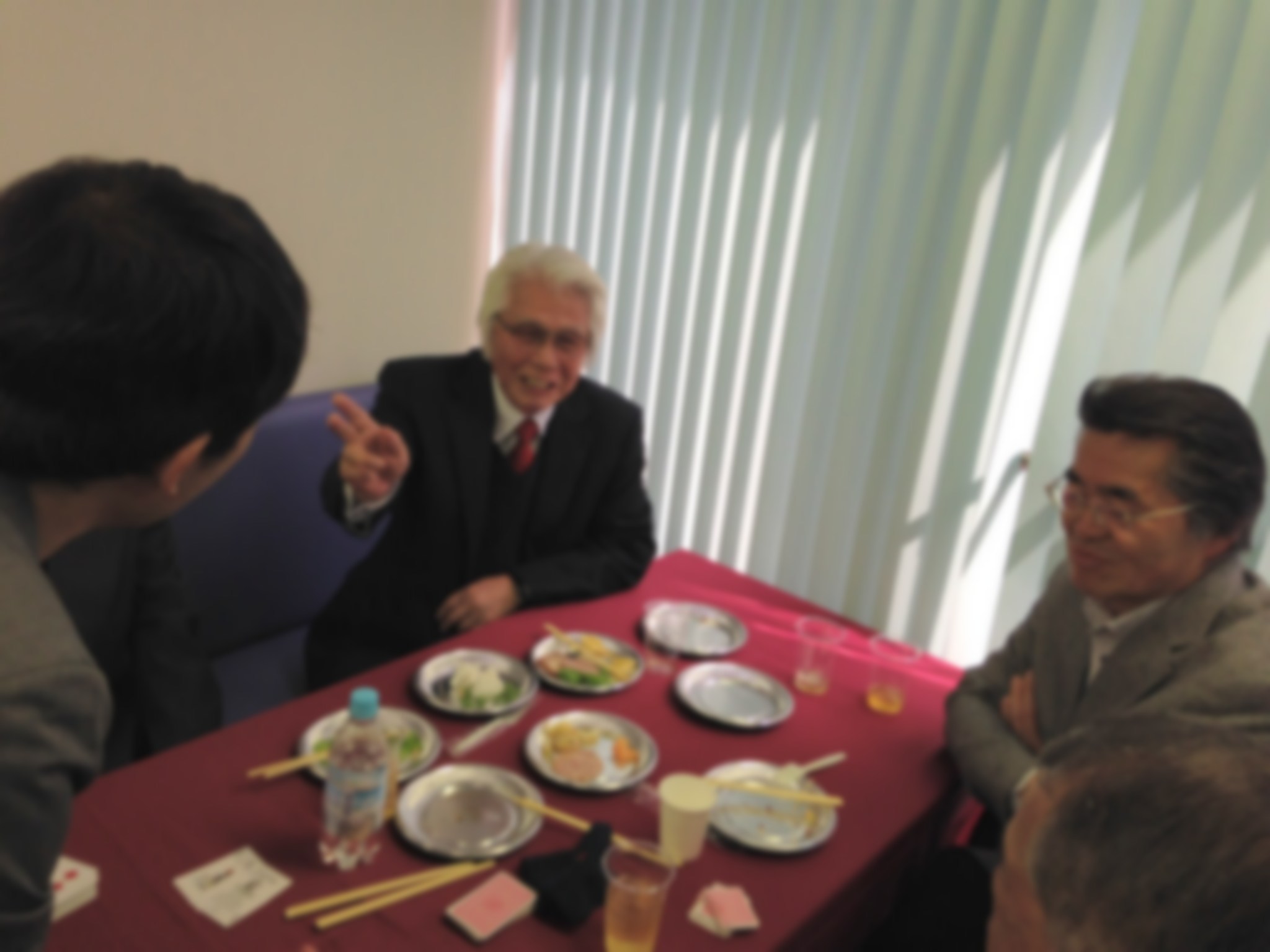 社長と来賓の方にカードマジック。ポーカーで勝って腕時計を手に入れたのだけど後で返したよ！ 企業の新事務所披露パーティーにマジシャン出張マジックショー in 東京都渋谷区