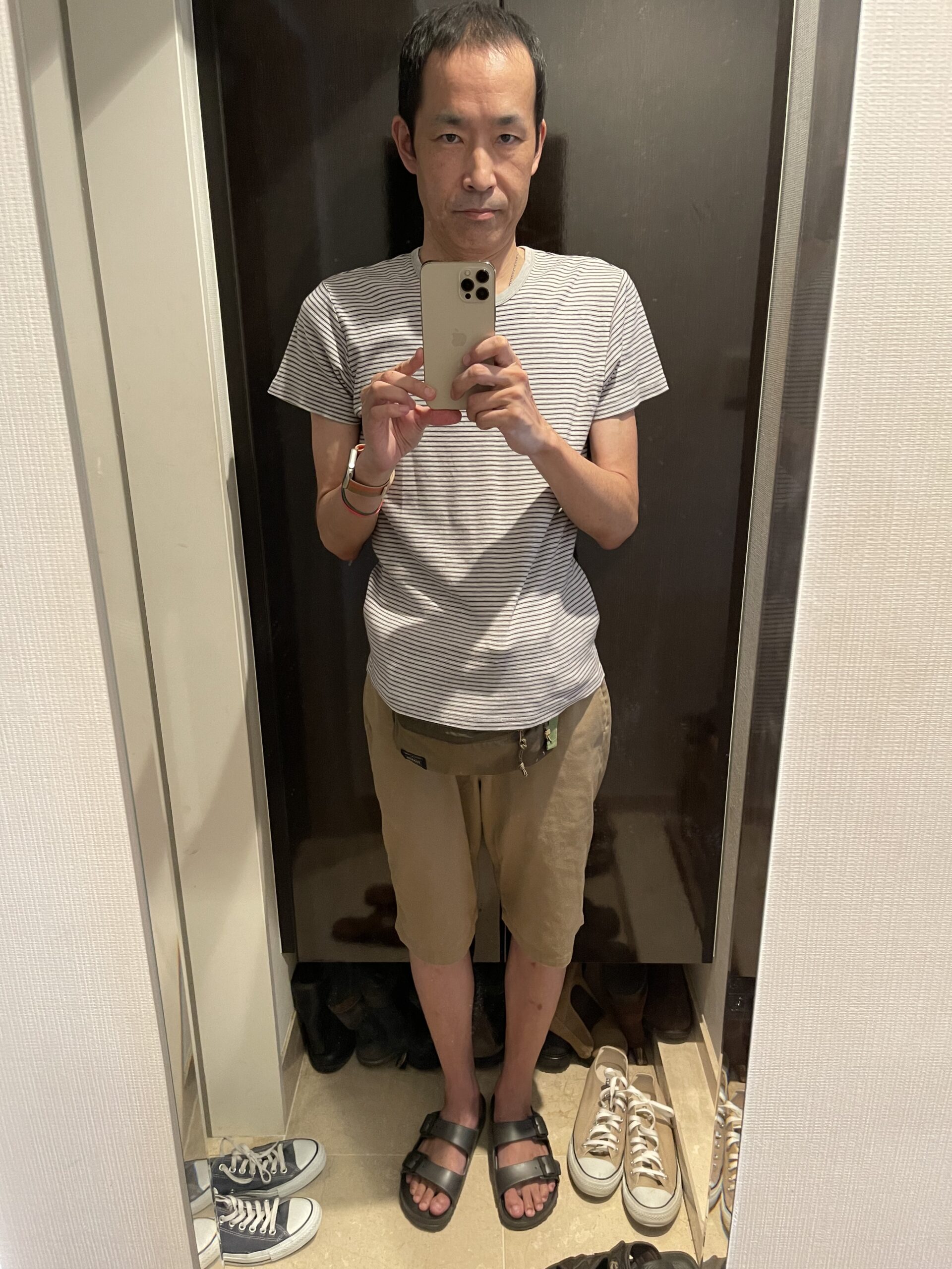 服は半袖半ズボンで腰にはウェストポーチ
