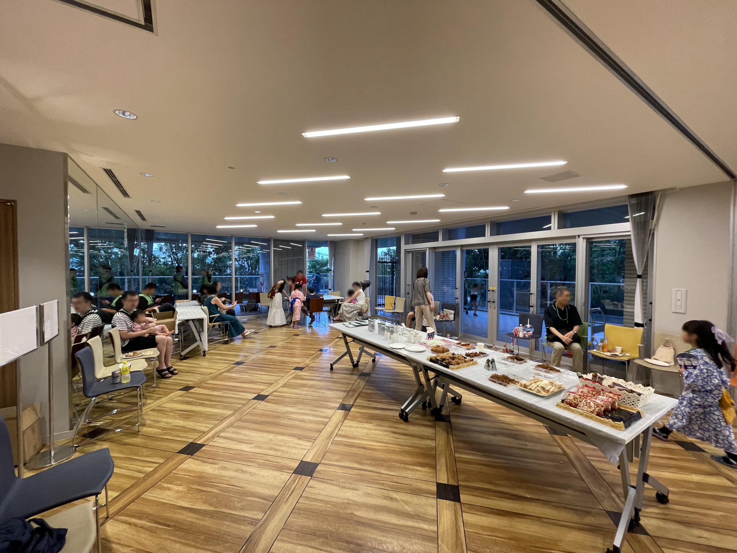 室内の会場と奥は受付