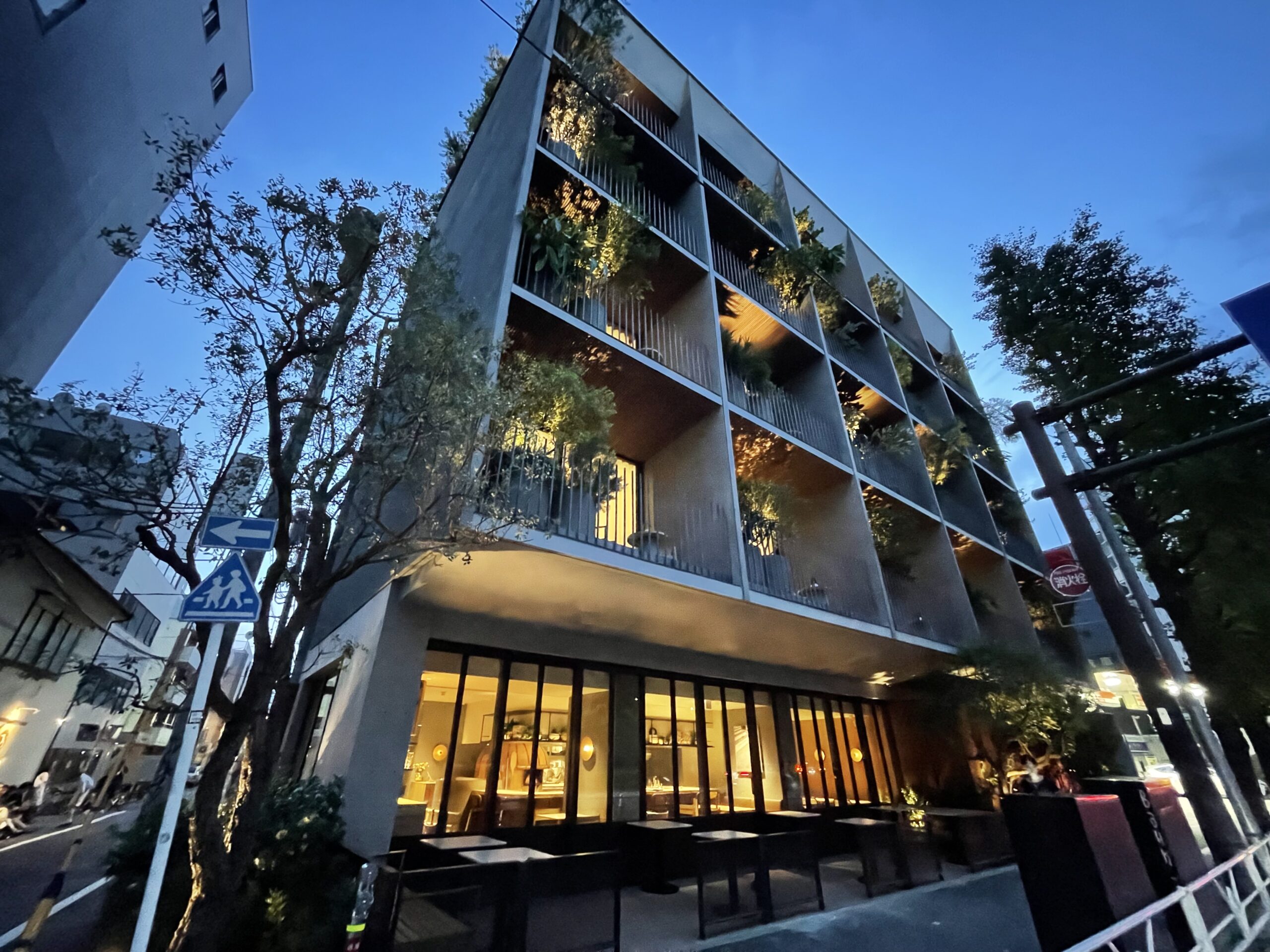 テラスのあるおしゃれなレストランがあったところを建て替えたビル