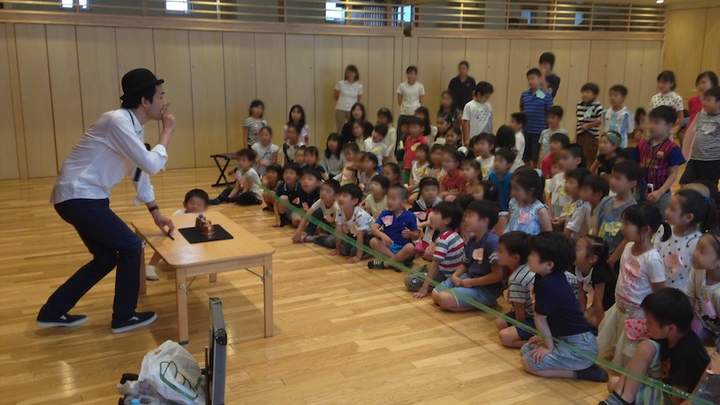 幼稚園卒園生に出張マジシャンマジックショー 東京都品川区