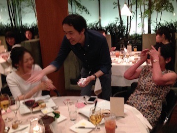 パーティー会場でテーブルホッピングマジック マジシャン出張派遣