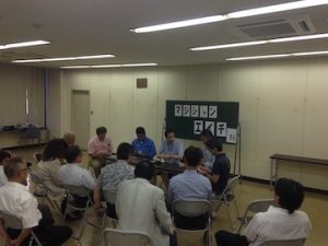 マジシャンと観客が着席して行うテーブルマジックショー