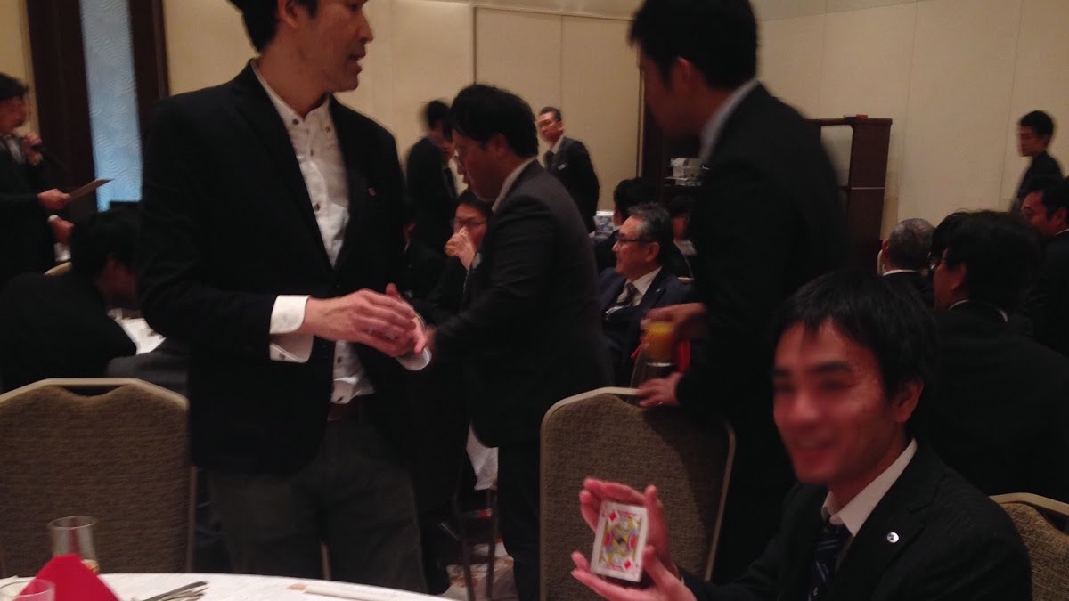 企業の忘年会でテーブルホッピングマジック 京王プラザホテル