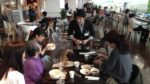 食事中の家族に出張マジシャンがカードマジックを披露 羽田空港 アッパーデッキトウキョウ６周年 記念イベント/ 出張マジシャンひろしつ