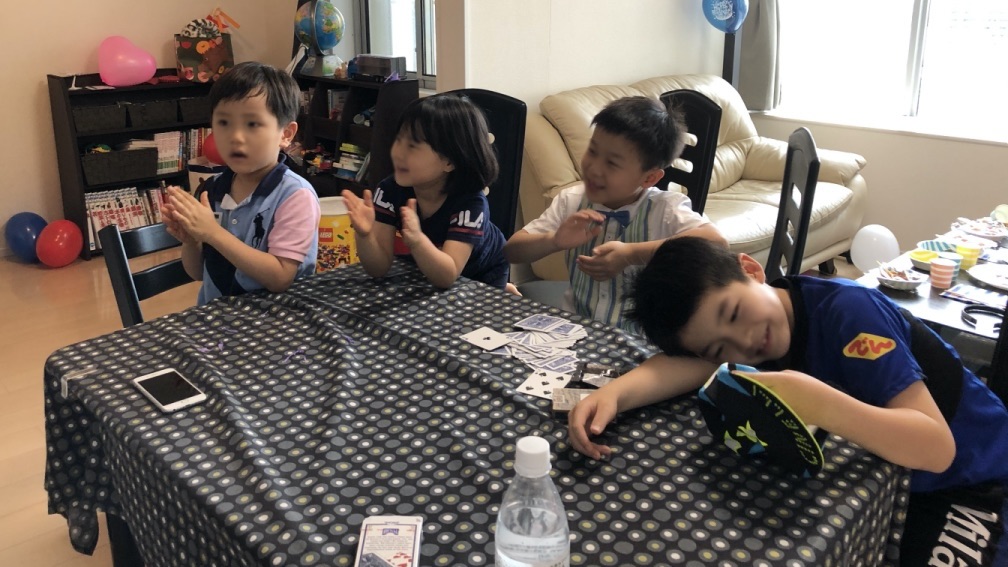 8歳の子供の誕生パーティーでマジシャンのマジックショー in 港区田町