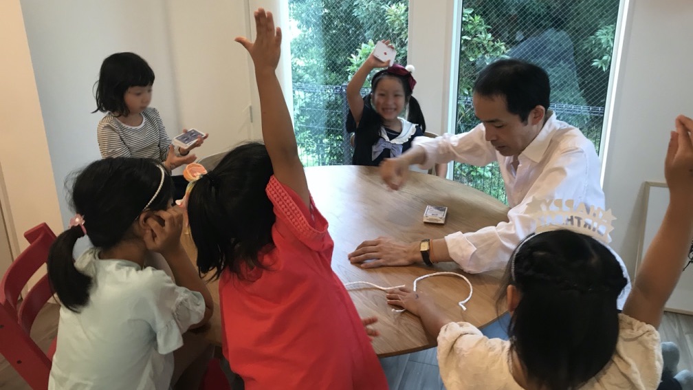 女の子の誕生日ホームパーティーでマジシャンのマジックショー 東京都大田区