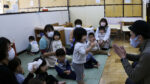 手伝ってくれたのでプレゼントあげたら喜んでくれた！？ 1歳クラス 保育園お楽しみ会で3年連続出張マジックショー 練馬区, 東京都 2022