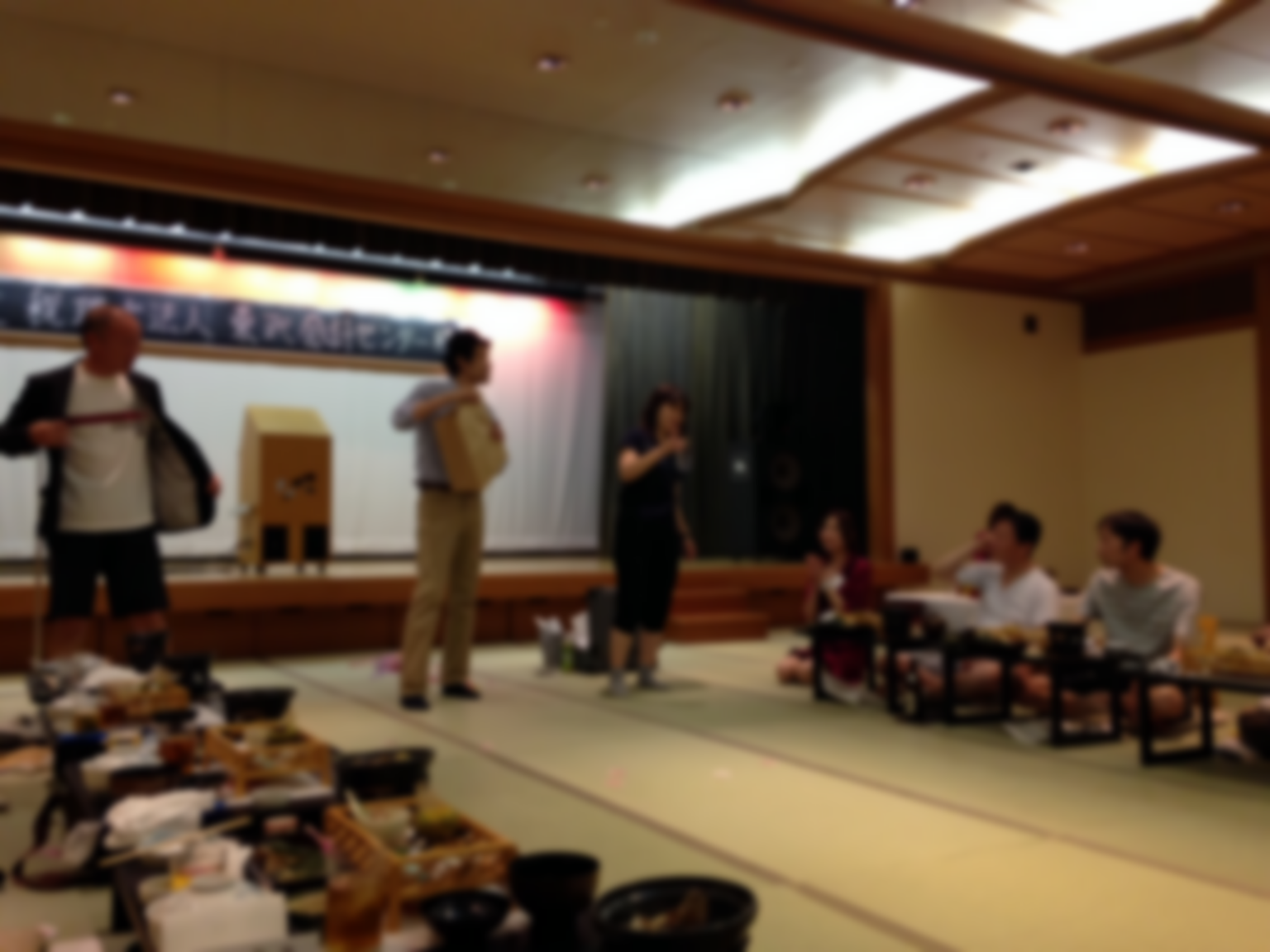 宴会場は結構広くお膳はコの字に並んでいてその前でマジック。何も無い紙袋から水の入ったグラスを出現させる。客からリクエストがあったので帽子をかぶっている。